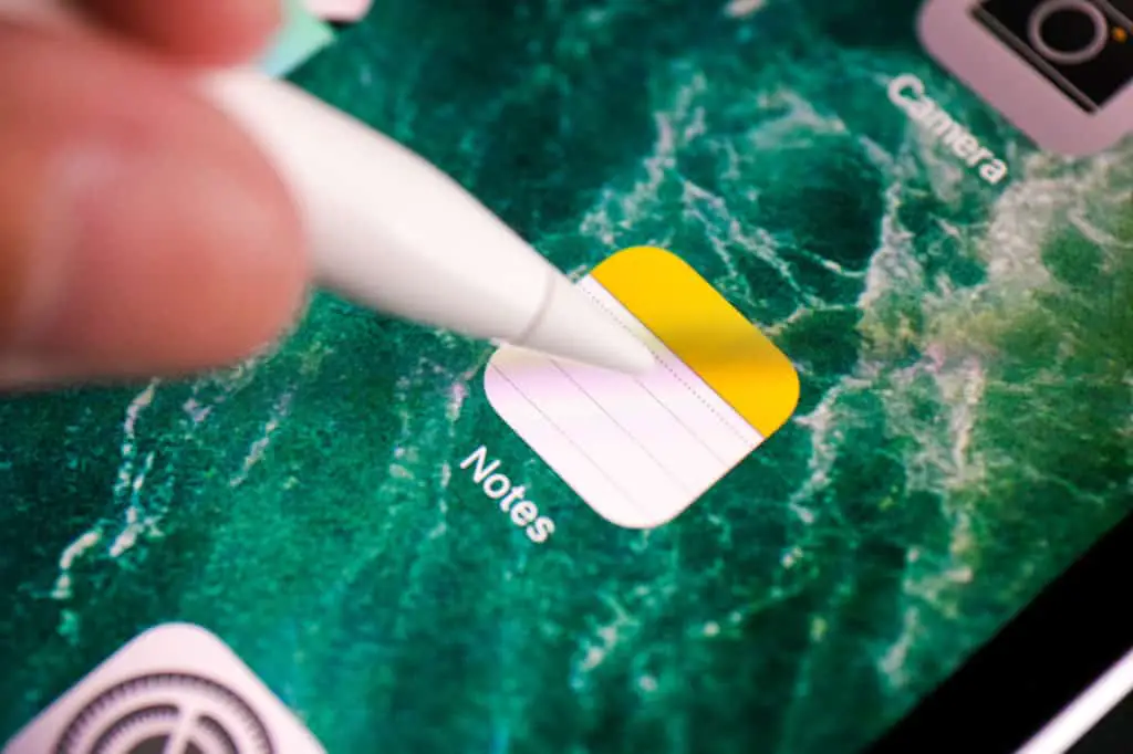 Apple Notes icon being clicked with an apple pencil
