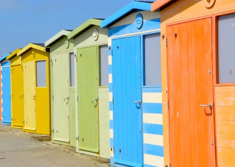 row of colorful beach bungalows | must-read books for entrepreneurs